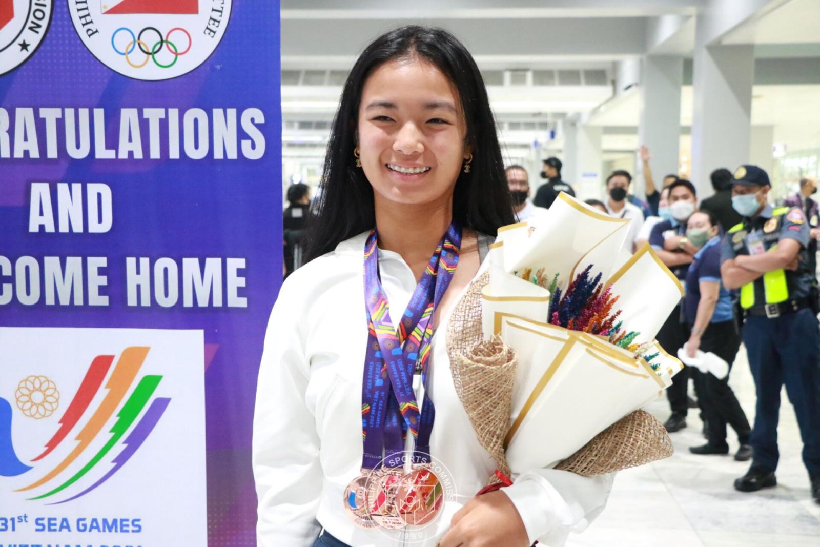 Alex Eala arriving at the Manila airport in May 2022 after the Southeast Asian Games